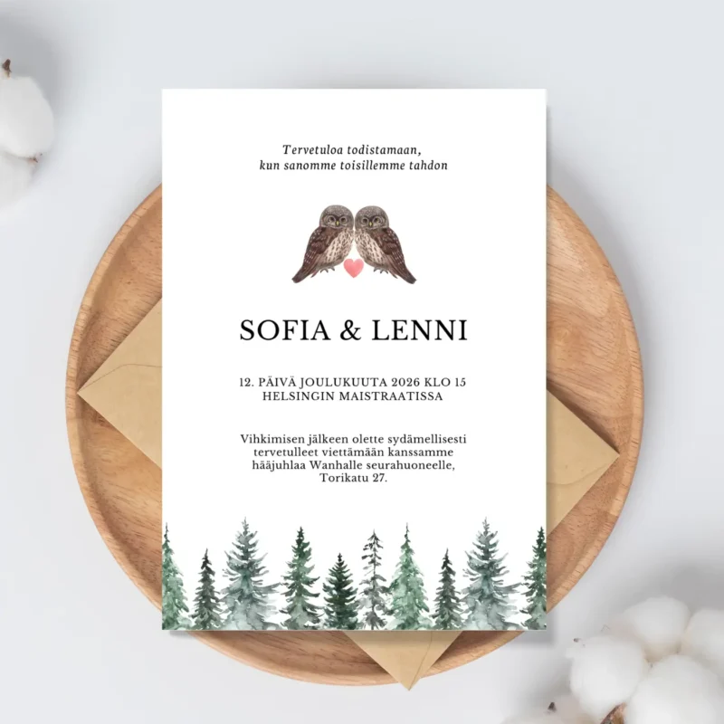 Kuvassa hääkutsu, kirjekuori ja puulautanen