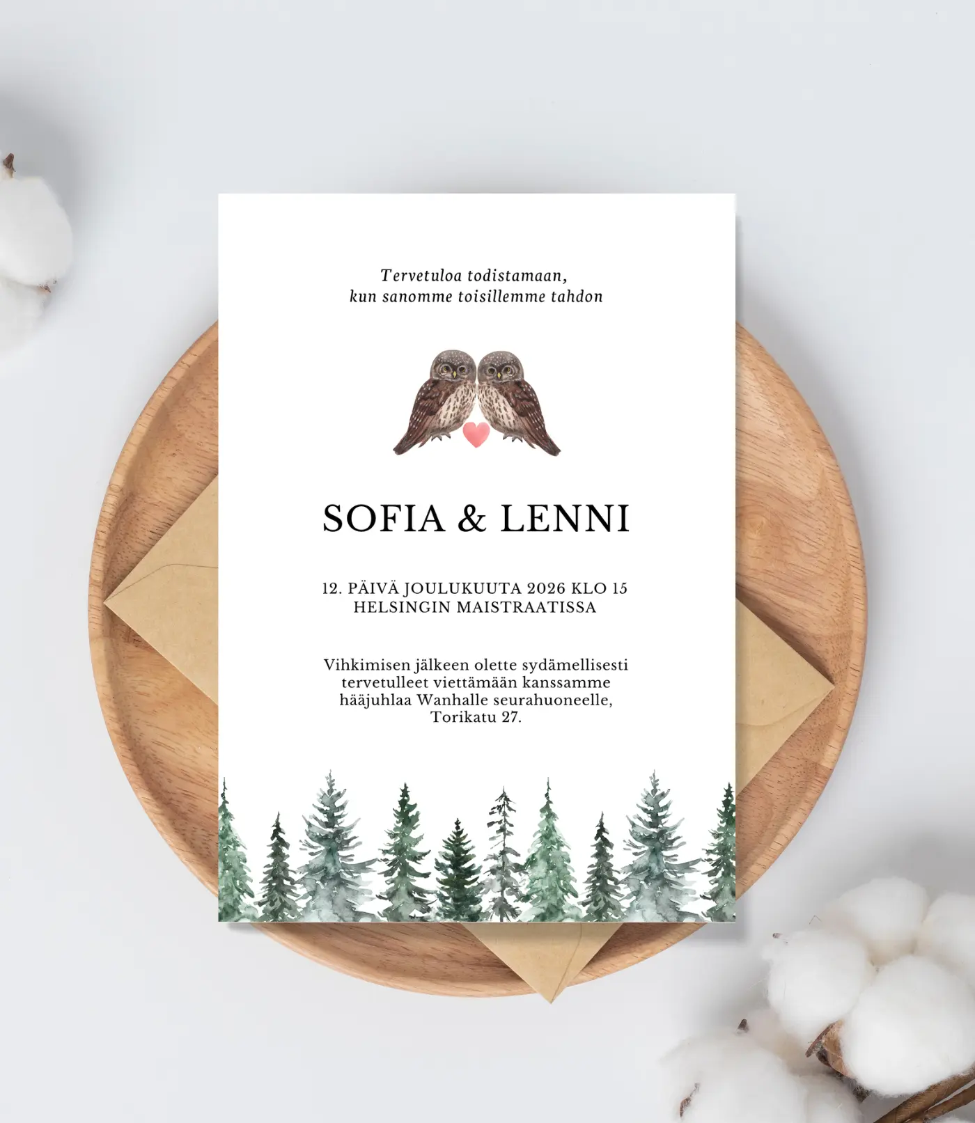 Kuvassa hääkutsu, kirjekuori ja puulautanen