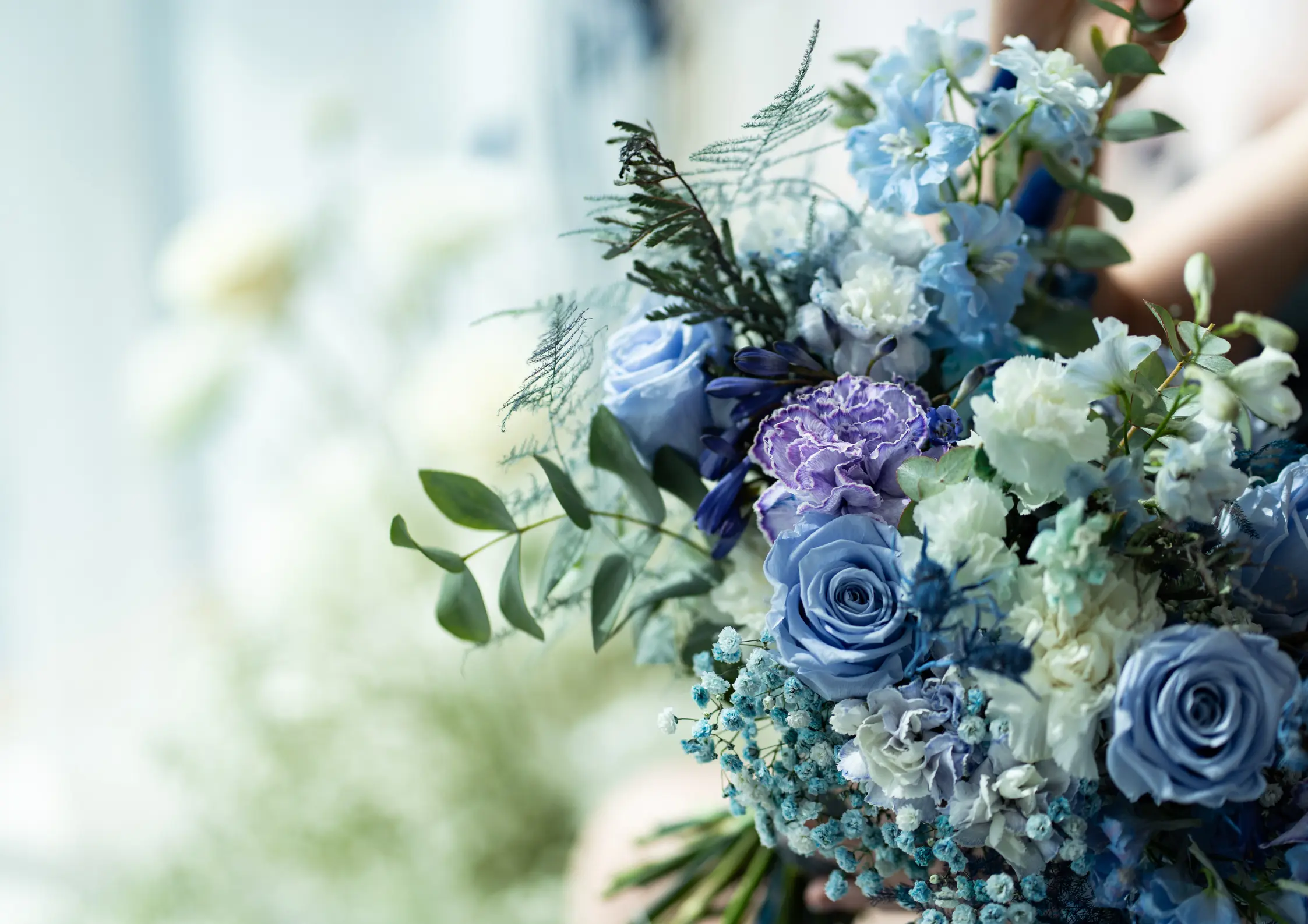 Kuvassa sinisävyinen hääkimppu