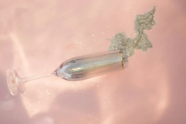 Kuvassa kaatunut kuohuviinilasi